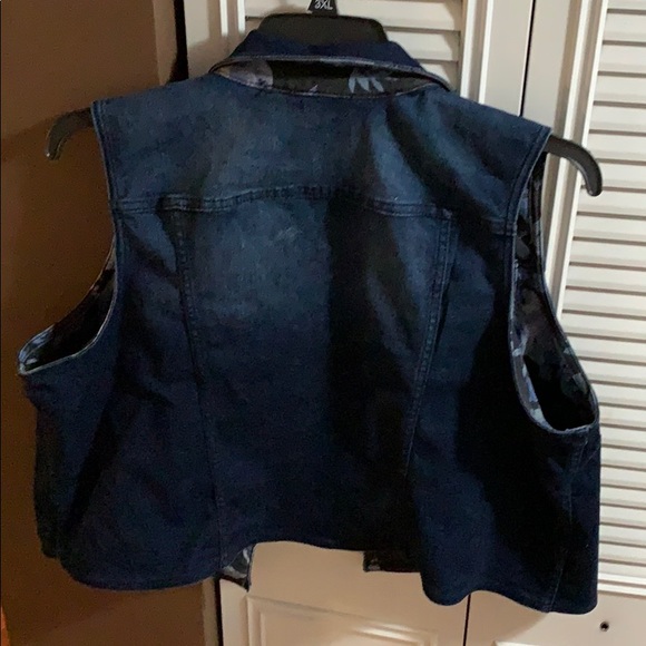 Sleeveless Reversible Floral Jean Jacket - Picture 4 of 4